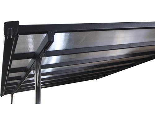 Detail pohledu na střechu terasy se zárubní