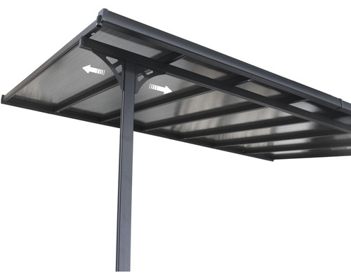 Detailní pohled na carport s hliníkovým rámem a transparentní střechou.