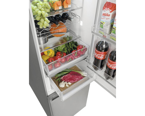 Vnitřek chladničky s potravinami, jako je zelenina, ovoce a nápoje