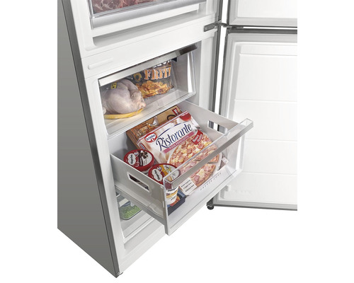 Plný mrazák s pizzou, zmrzlinou a kuřetem