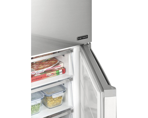 Otevřená chladnička s potravinami a logem Sinfonia