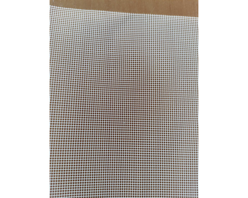 Detailní záběr plastové sítě proti hmyzu