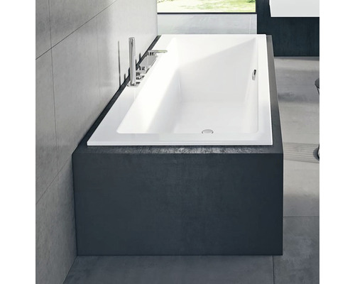 Obdélníková vana v koupelně