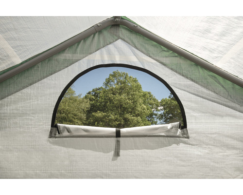 Detailní pohled na skleník s otevřeným oknem