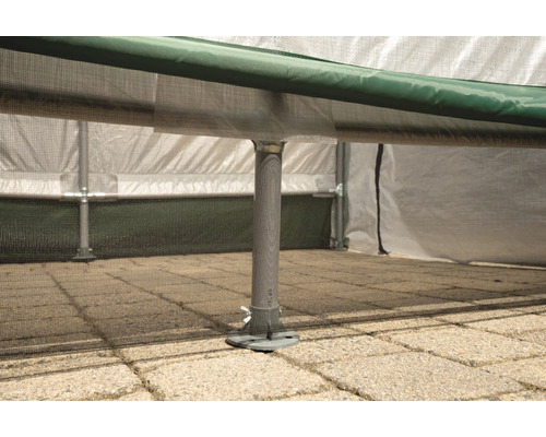 Detailní pohled na základ skleníku s kovovým stojanem a ukotvením do země