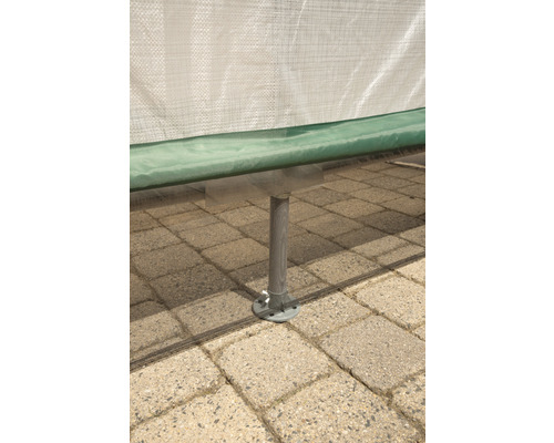 Detail patky skleníku na dlážděném povrchu