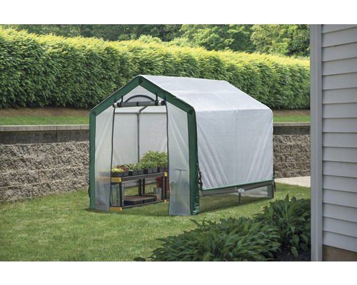 Skleník s regály na zahradě