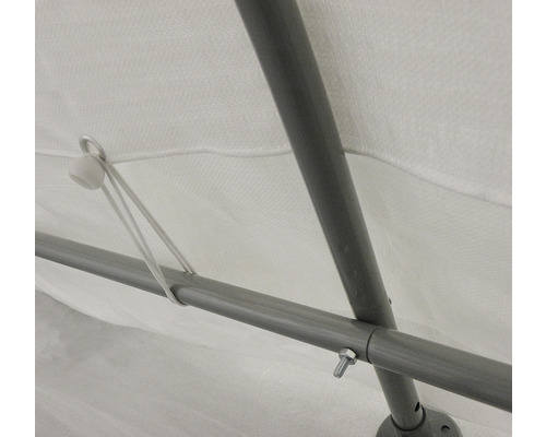 Detailní pohled do vnitřku stanu s rámem a upevněním