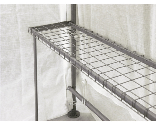 Detailní pohled na regálový systém s kovovou konstrukcí a drátěnými policemi