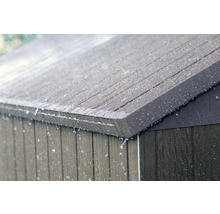 Detailní pohled na zahradní domek v dešti