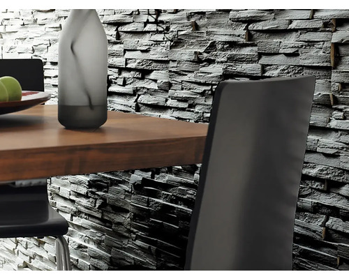 Detail obkladu stěny s imitací kamene za jídelním stolem se židlemi