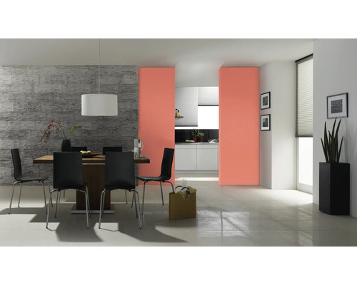 Jídelna s jídelním stolem, židlemi, posuvnými dveřmi a dekoracemi