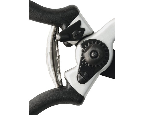 Detailní záběr nůžek na větve s černou rukojetí a stříbrnými kovovými prvky