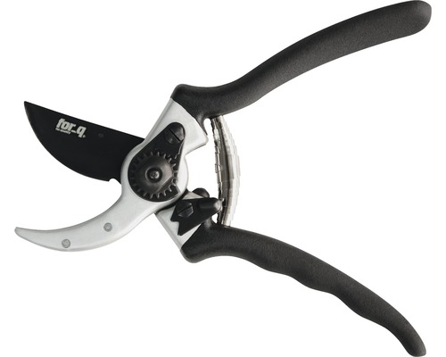 Zahradní nůžky s černou čepelí a stříbrnou hlavou nůžek