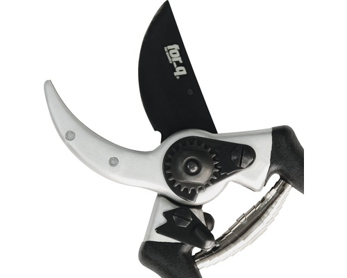 Zahradní nůžky s černou čepelí a stříbrnou hlavou.