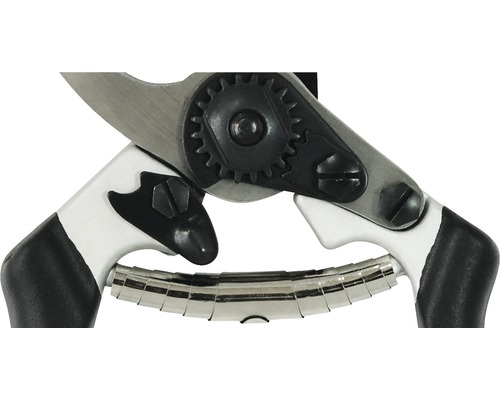 Detailní pohled na zahradní nůžky s ocelovými čepelemi, převodem a rukojetí