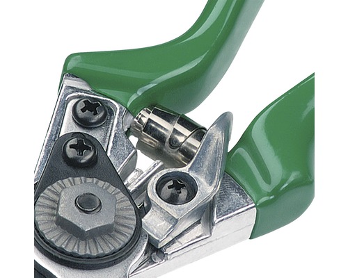 Detailní záběr zahradních nůžek se zelenými rukojeťmi a stříbrnými kovovými částmi.