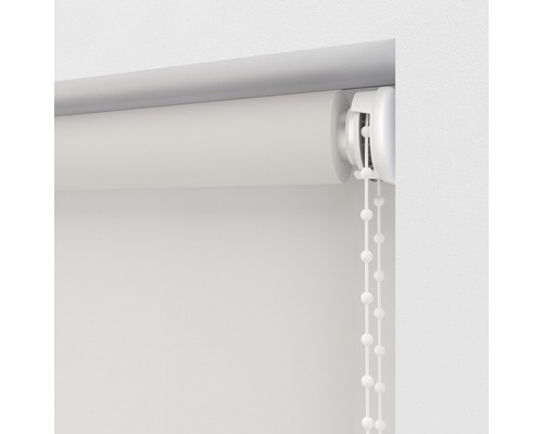 Detailní pohled na roletu s ovládacím řetízkem na okně