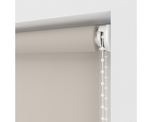 Detailní pohled na roletu s řetízkovým ovládáním pro dekoraci oken
