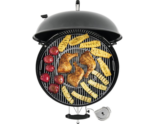 Kulatý gril s grilovaným kuřetem, cuketou a bramborami.