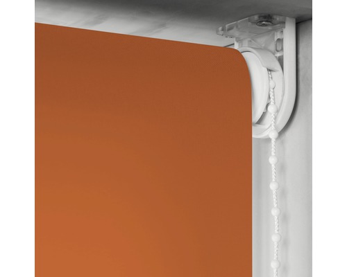 Oranžová roleta s řetízkovým ovládáním