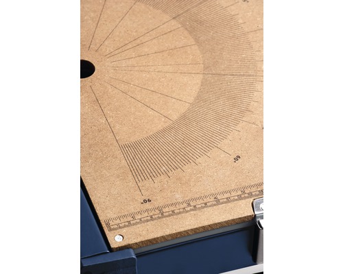 Detailní pohled na stolní kotoučovou pilu s indikací úhlu a vodicí lištou