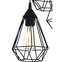 Detailní pohled na černé závěsné svítidlo s geometrickým stínidlem a žárovkou