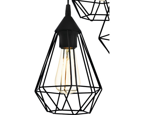 Detailní pohled na černé závěsné svítidlo s geometrickým stínidlem a žárovkou