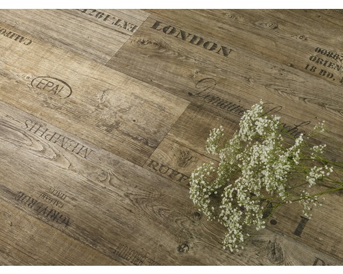 Vinylová podlaha se vzhledem dřeva s názvy měst a pečetí EPAL