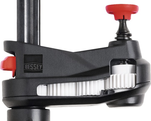 Detailní pohled na truhlářskou svěrku Bessey s ozubeným mechanismem a logem Bessey