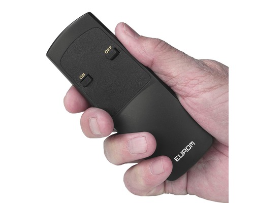 Ruka drží černý dálkový ovladač s vypínačem a zapínačem, logo Eurom