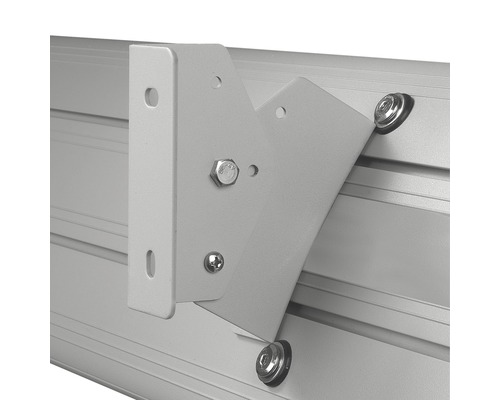 Detailní záběr držáku se šrouby na kovové liště