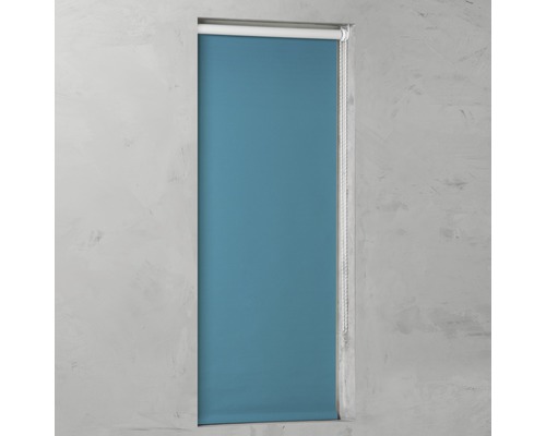 Modrá roleta v okenním rámu