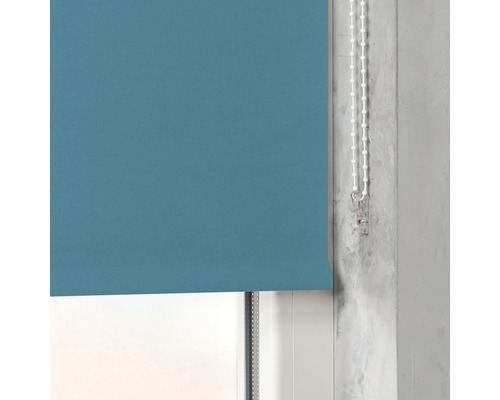 Modrá roleta na okně s ovládacím řetízkem