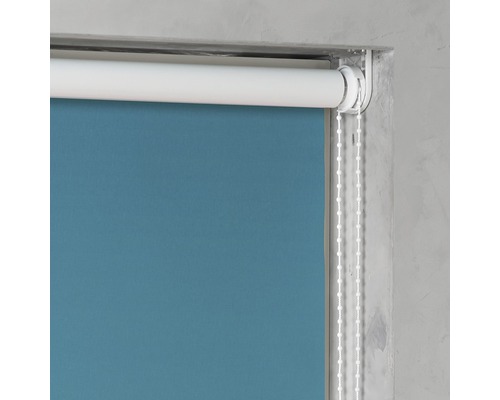 Modrá roleta s řetízkovým ovládáním na okně