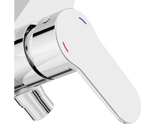 Detail vodovodní baterie s jednou pákou do koupelny