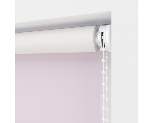 Detailní záběr bílé rolety s řetízkovým ovládáním