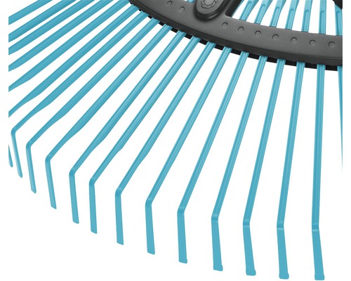 Detail zahradního nářadí hrábě na listí