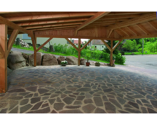 Přístřešek pro auto s dřevěnou střechou a podlahou z přírodního kamene