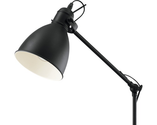 Stojací lampa s nastavitelným ramenem pro flexibilní osvětlení