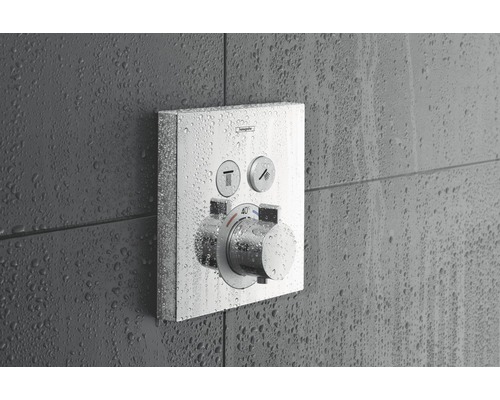 Termostatická baterie na omítku ve vlhkém prostředí s logem Hansgrohe.