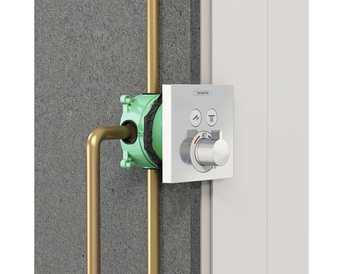 Podomítkový termostat se zlatými trubkami do sprchy