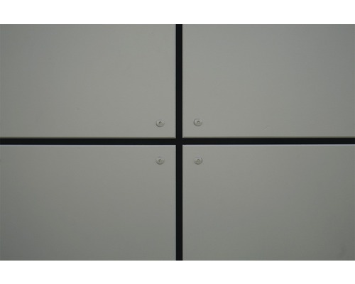 Detail panelového stropu s upevňovacími šrouby