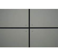 Detail fasády s panely a upevňovacími prvky