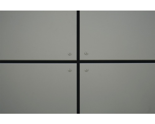 Detail fasády s panely a upevňovacími prvky