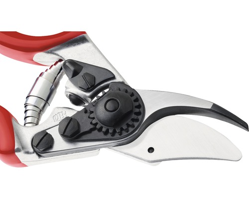 Zahradní nůžky s ocelovou čepelí a červenou rukojetí