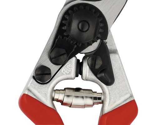 Detailní záběr zahradních nůžek s černým ozubeným převodem a červenou rukojetí