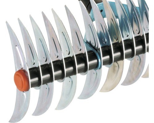 Detailní záběr provzdušňovače s rotujícími noži pro odstranění travní plsti