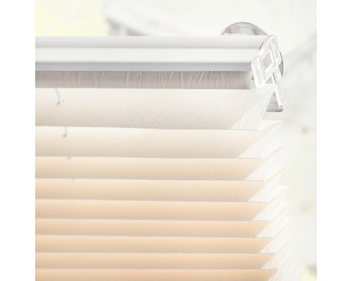 Detail béžové skládané žaluzie