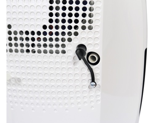 Detailní pohled na zadní stranu klimatizace s větrací mřížkou a kabelovým průchodem